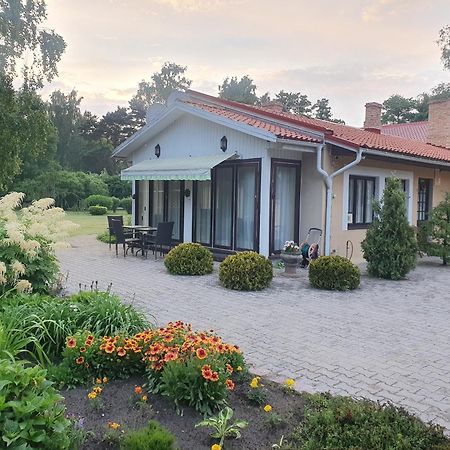 Villa Leonardo Ventspils Extérieur photo